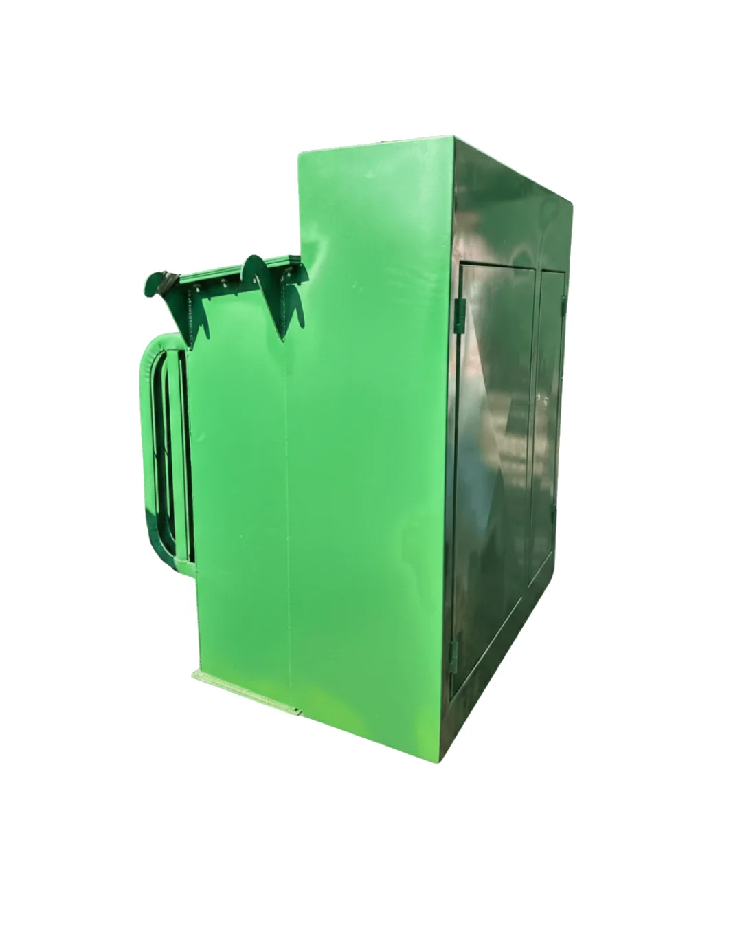 Transformador pedestal em gabinete verde, montado no solo